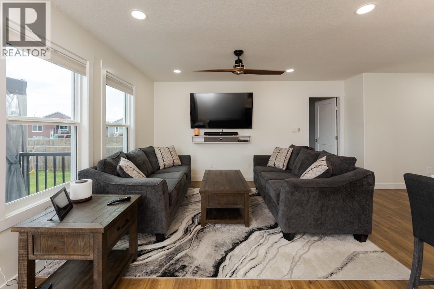 5245 Gable Place, Prince George, BC - Indoor Photo Showing Living Room