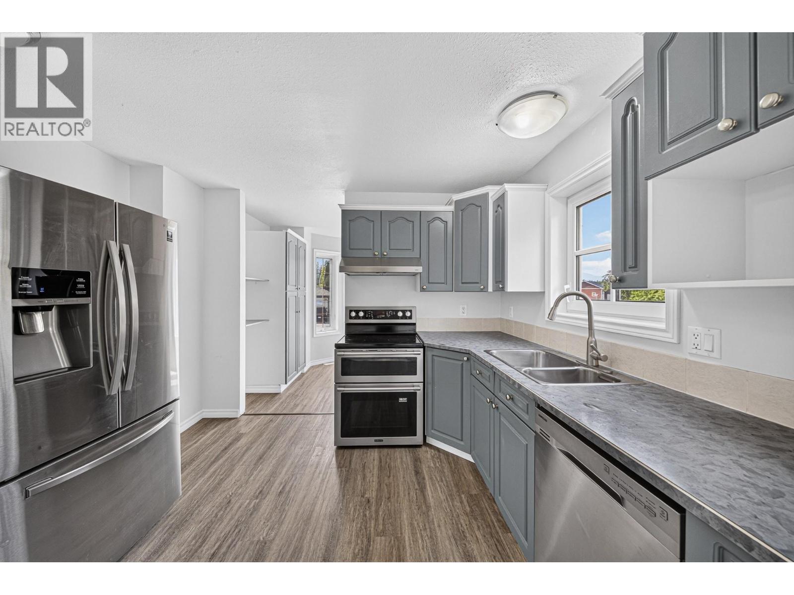 1255 Valley View Drive, Sparwood, BC - Indoor Photo Showing Kitchen With Stainless Steel Kitchen With Double Sink