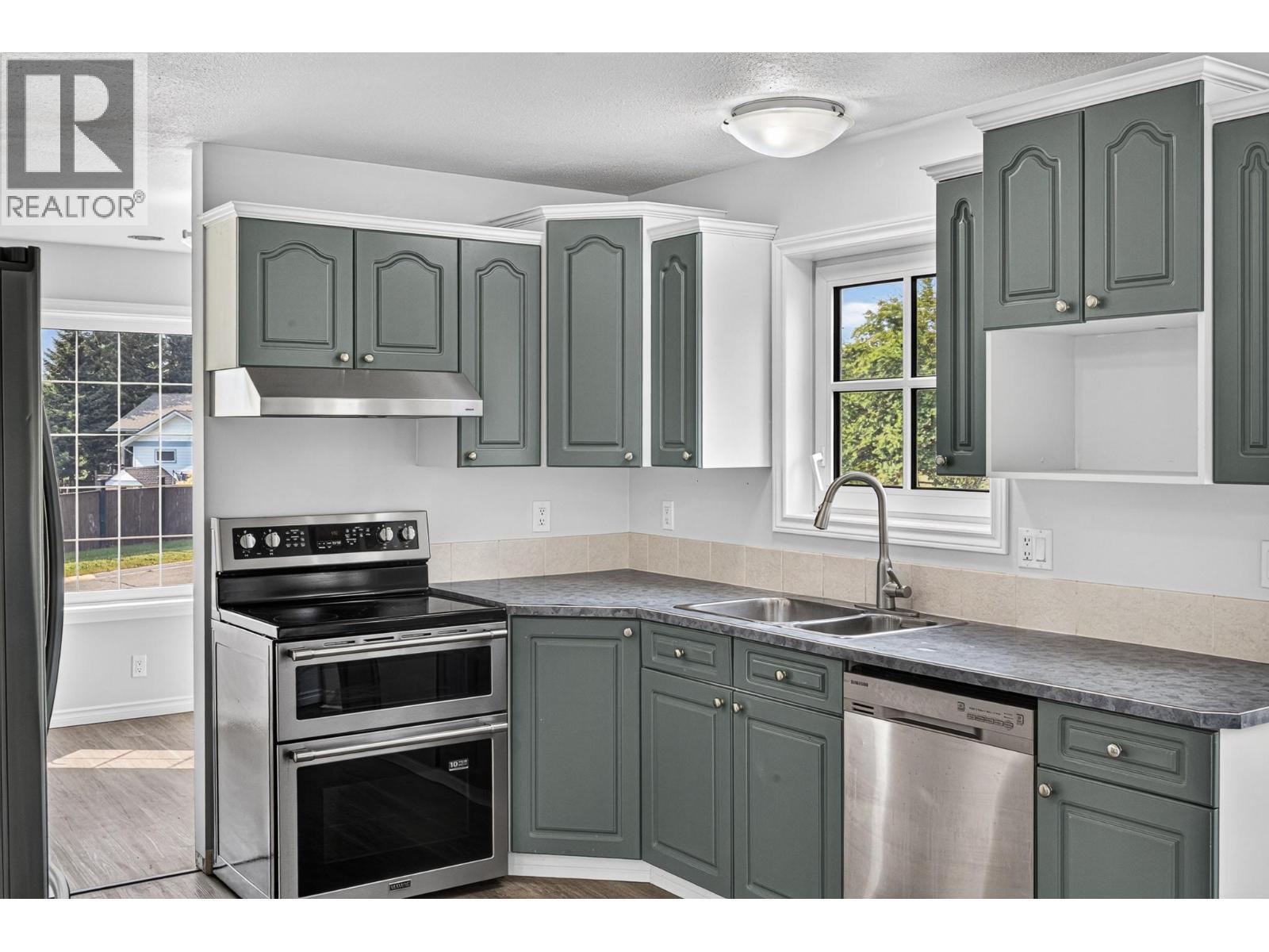 1255 Valley View Drive, Sparwood, BC - Indoor Photo Showing Kitchen With Stainless Steel Kitchen With Double Sink With Upgraded Kitchen