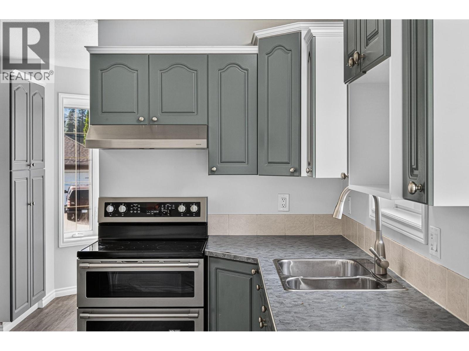 1255 Valley View Drive, Sparwood, BC - Indoor Photo Showing Kitchen With Stainless Steel Kitchen With Double Sink