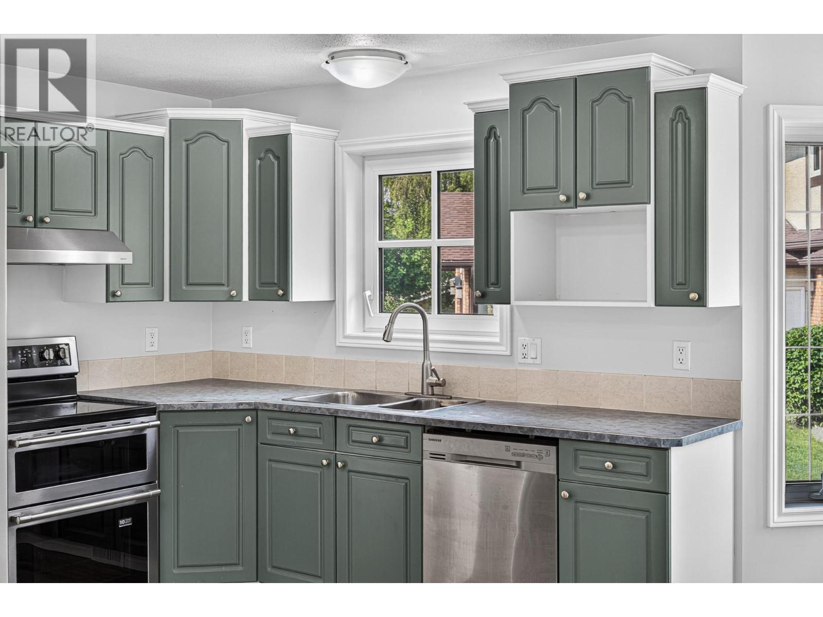 1255 Valley View Drive, Sparwood, BC - Indoor Photo Showing Kitchen With Stainless Steel Kitchen With Double Sink