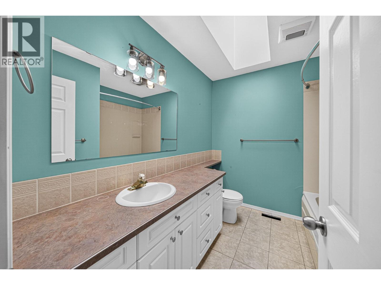 1255 Valley View Drive, Sparwood, BC - Indoor Photo Showing Bathroom