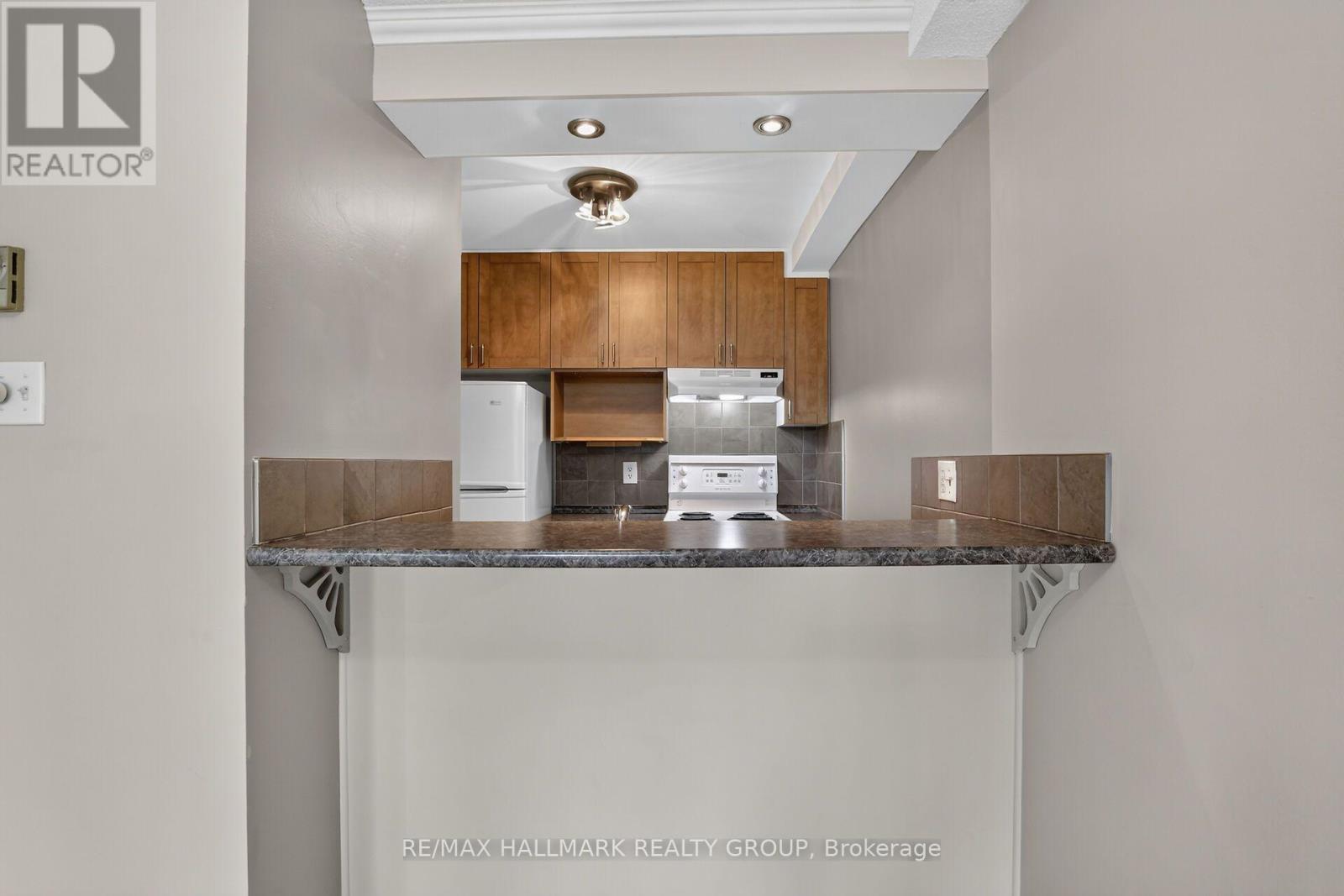 Kitchen - breakfast bar - 306 - 6470 Bilberry Drive, Ottawa, ON - Indoor Photo Showing Kitchen