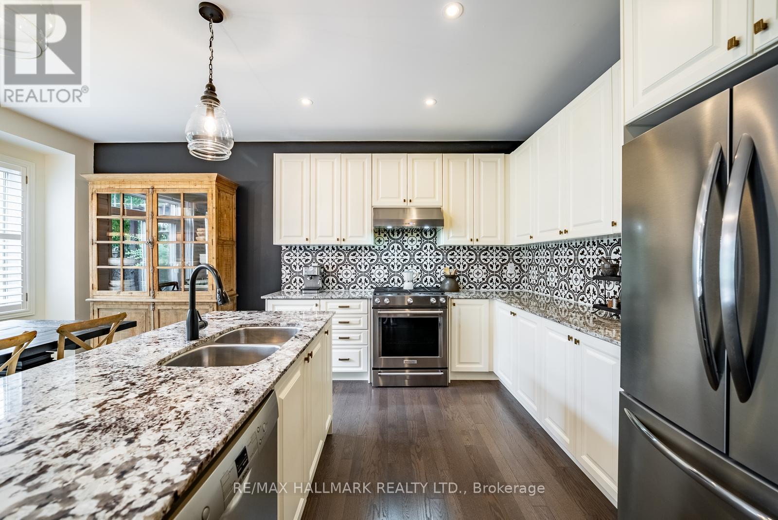 124 Bonnie Braes Drive, Brampton, ON - Indoor Photo Showing Kitchen With Double Sink With Upgraded Kitchen