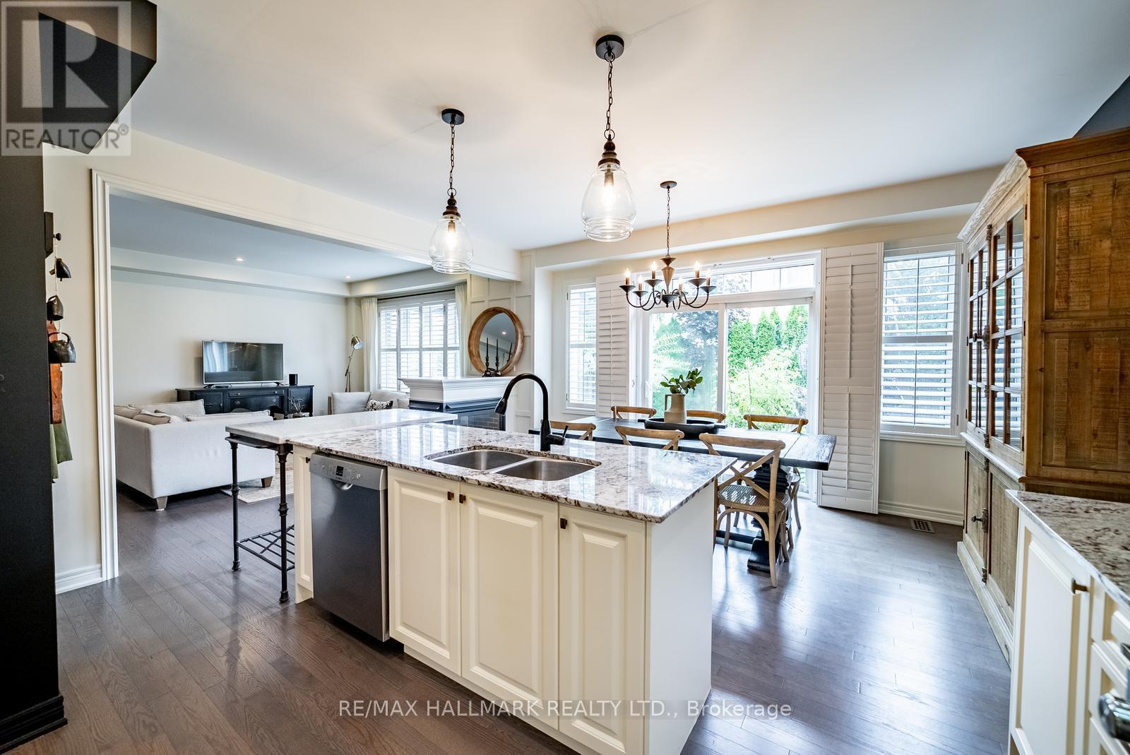 124 Bonnie Braes Drive, Brampton, ON - Indoor Photo Showing Kitchen With Double Sink With Upgraded Kitchen