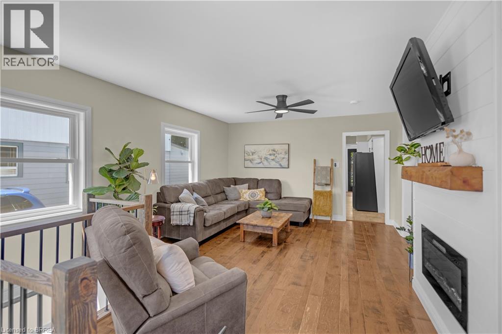 158 Grand Street, Brantford, ON - Indoor Photo Showing Living Room With Fireplace