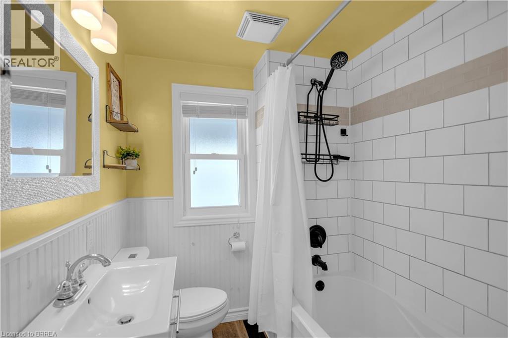 158 Grand Street, Brantford, ON - Indoor Photo Showing Bathroom