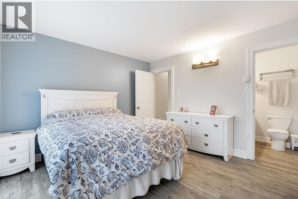 Primary bedroom. - 2527 Islandview Road, Blind Bay, BC - Indoor Photo Showing Bedroom