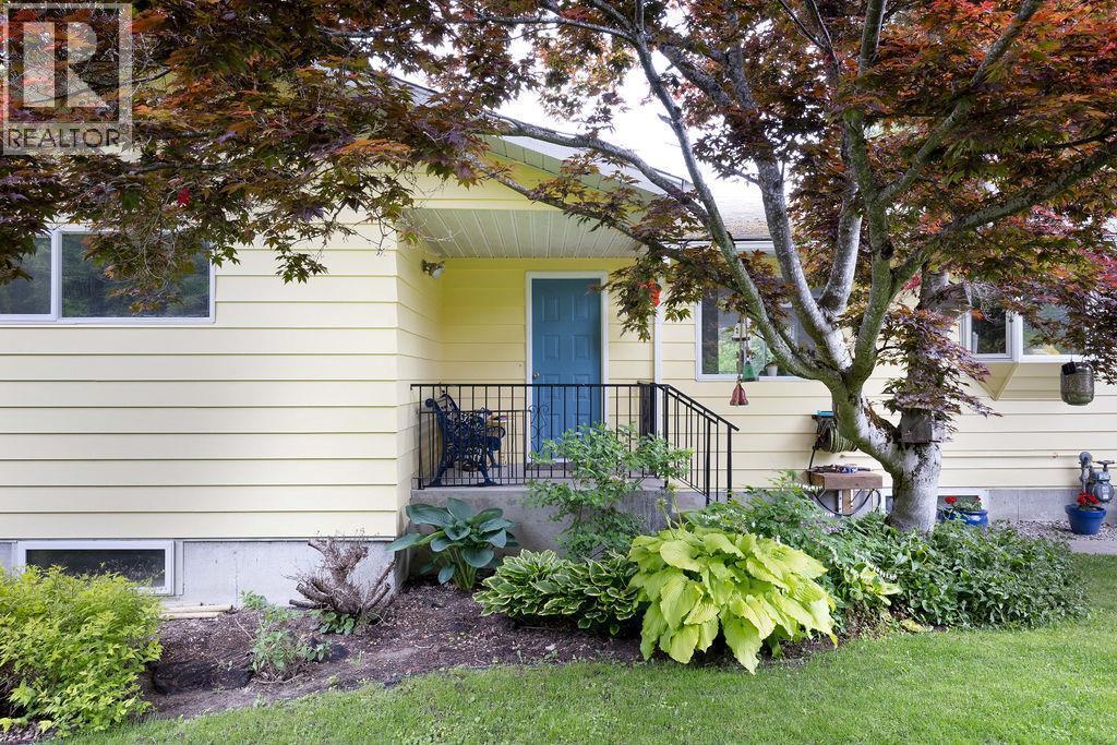 Front door/porch area - 2527 Islandview Road, Blind Bay, BC - Outdoor