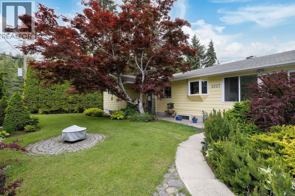 Front yard leading up to front door - 2527 Islandview Road, Blind Bay, BC - Outdoor