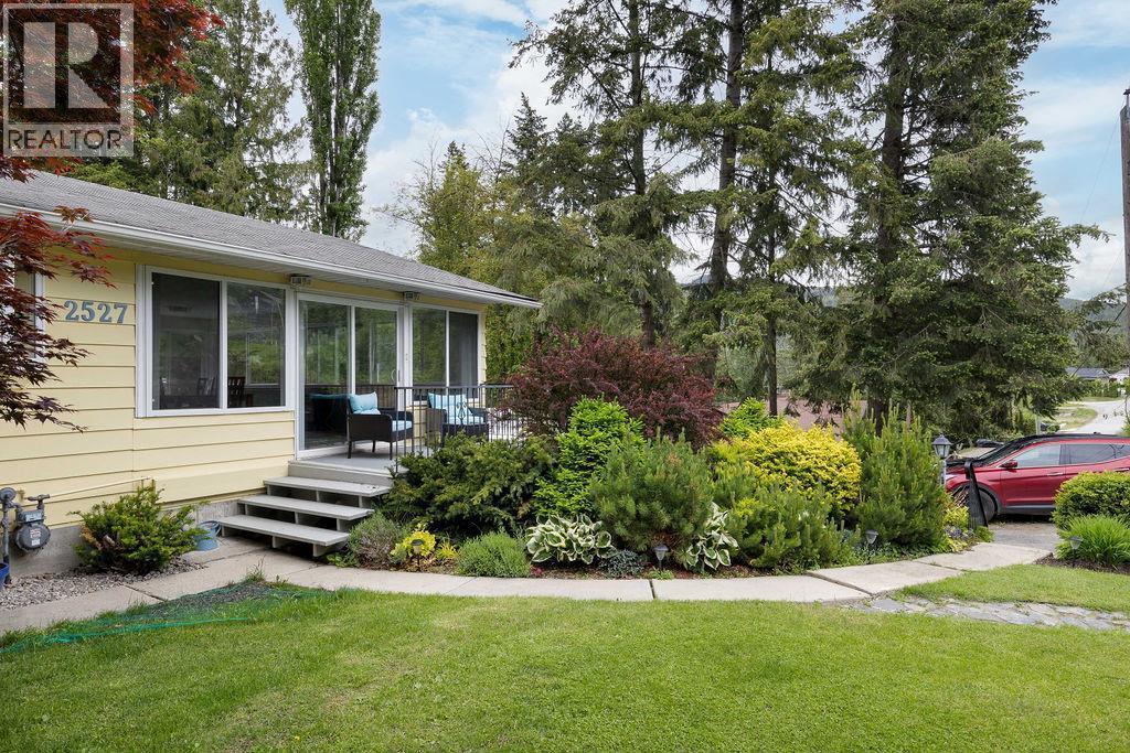 Front deck - 2527 Islandview Road, Blind Bay, BC - Outdoor