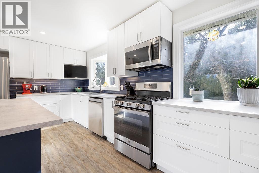 2527 Islandview Road, Blind Bay, BC - Indoor Photo Showing Kitchen With Upgraded Kitchen