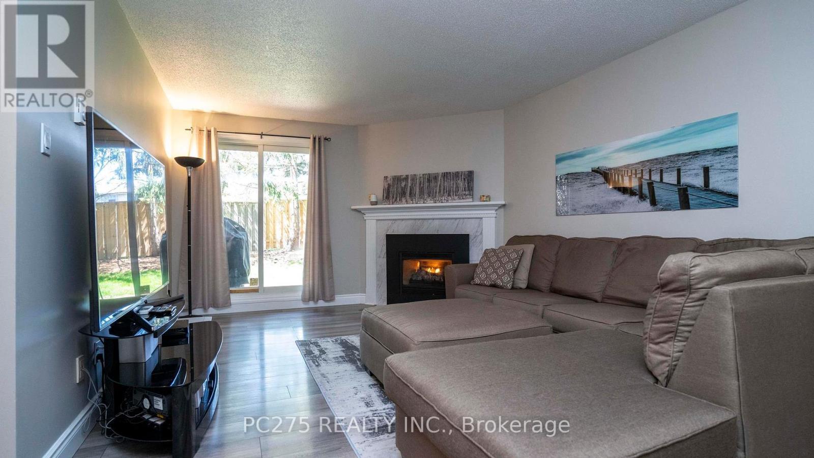 68 - 144 Conway Drive, London South (South X), ON - Indoor Photo Showing Living Room With Fireplace