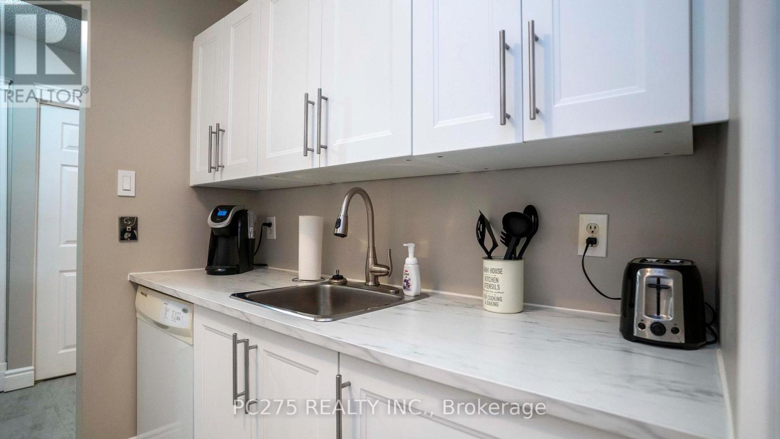 68 - 144 Conway Drive, London South (South X), ON - Indoor Photo Showing Kitchen