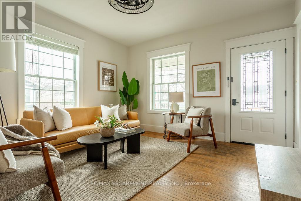 270 Beach Boulevard, Hamilton, ON - Indoor Photo Showing Living Room