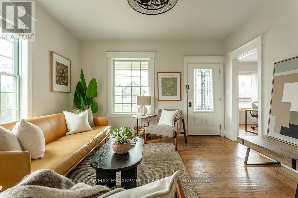270 Beach Boulevard, Hamilton, ON - Indoor Photo Showing Living Room