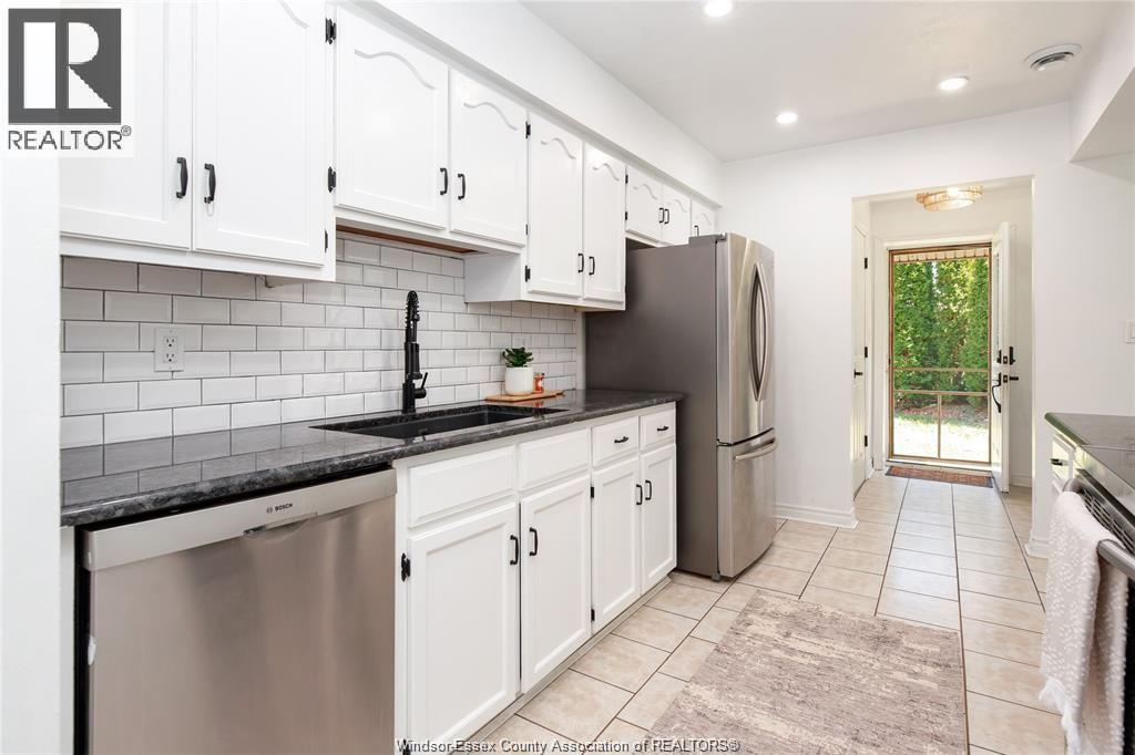22 University Drive, Chatham, ON - Indoor Photo Showing Kitchen With Upgraded Kitchen