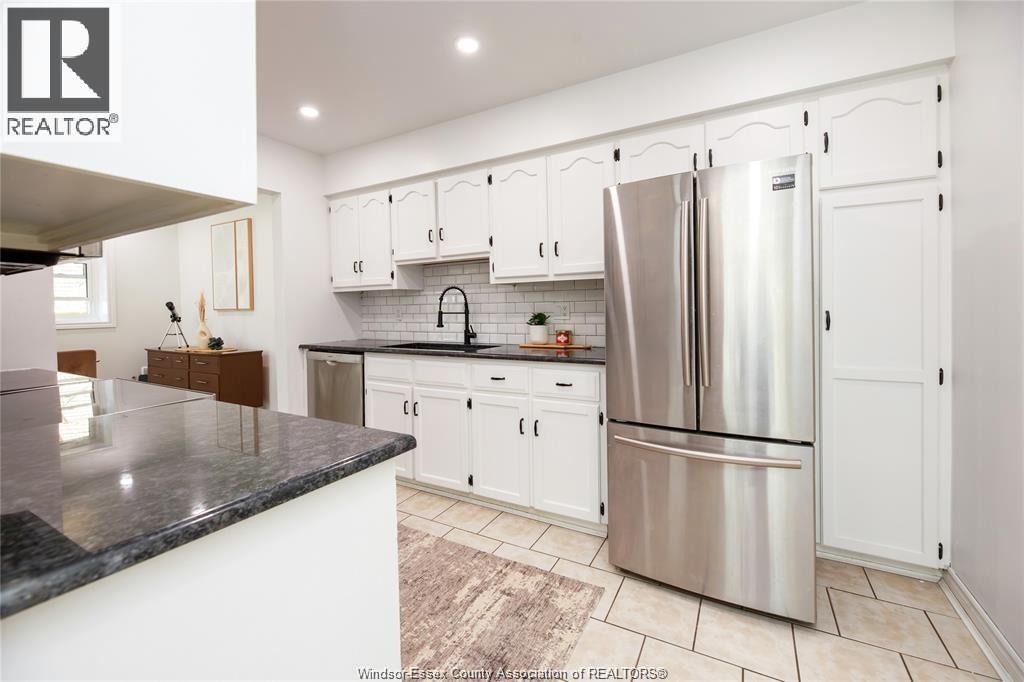 22 University Drive, Chatham, ON - Indoor Photo Showing Kitchen