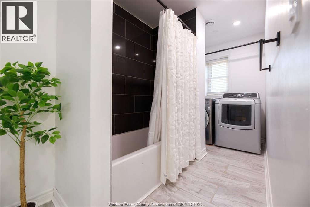 22 University Drive, Chatham, ON - Indoor Photo Showing Laundry Room