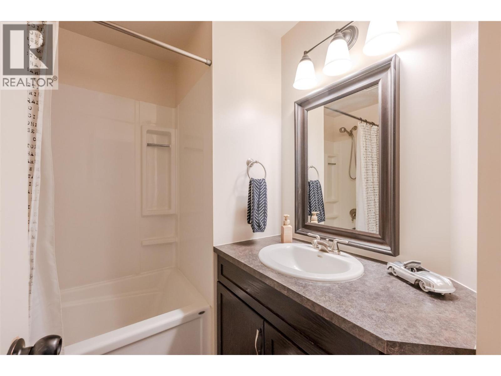 9705 Sargeant Street, Summerland, BC - Indoor Photo Showing Bathroom