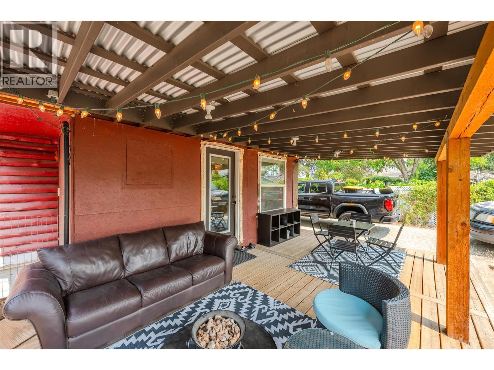 9705 Sargeant Street, Summerland, BC - Photo Showing Living Room
