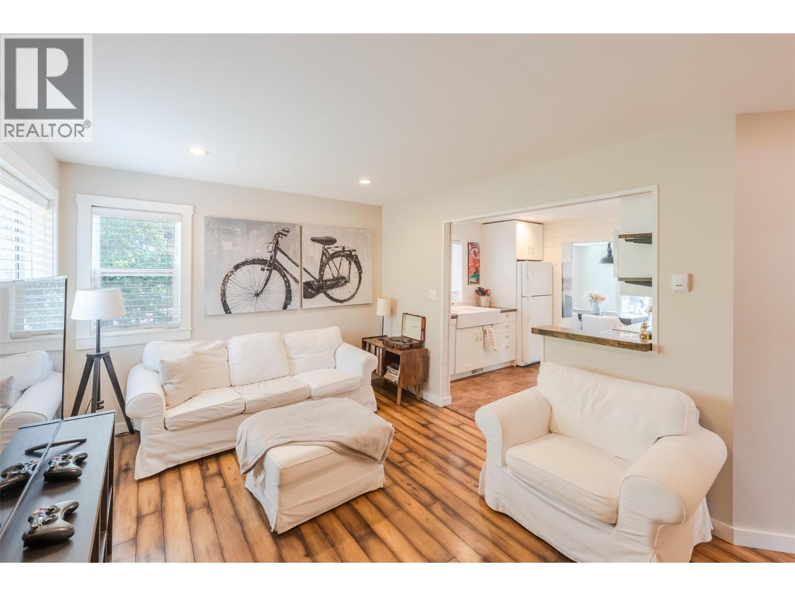 9705 Sargeant Street, Summerland, BC - Indoor Photo Showing Living Room