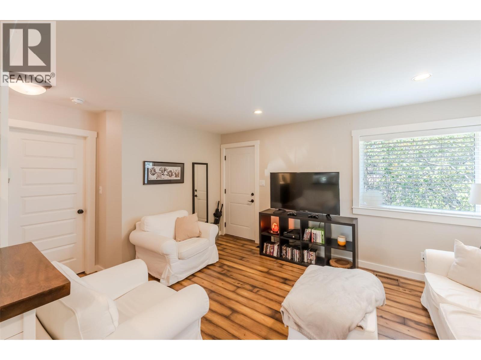 9705 Sargeant Street, Summerland, BC - Indoor Photo Showing Living Room