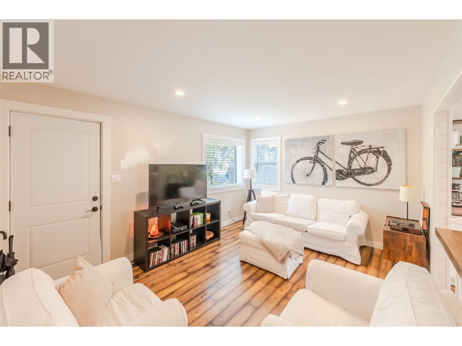 9705 Sargeant Street, Summerland, BC - Indoor Photo Showing Living Room