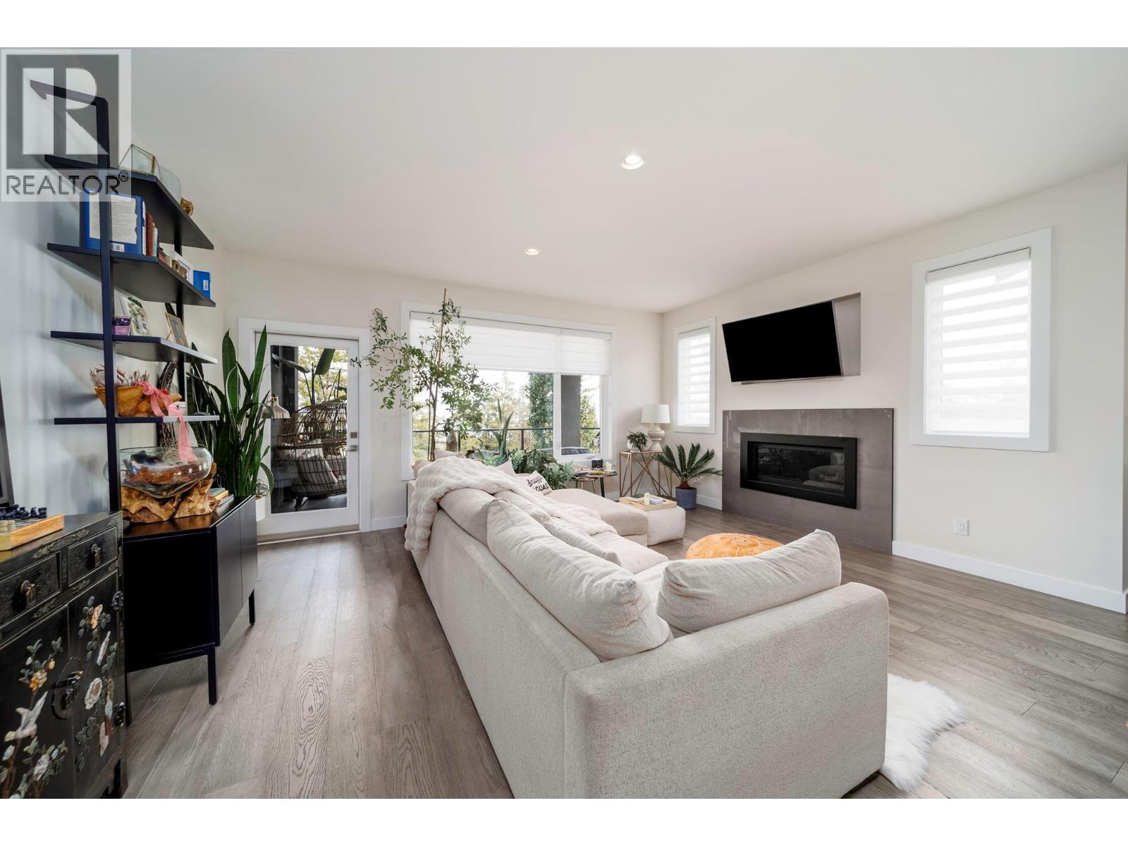 1349 Rocky Point Drive Unit# 2, Kelowna, BC - Indoor Photo Showing Living Room With Fireplace