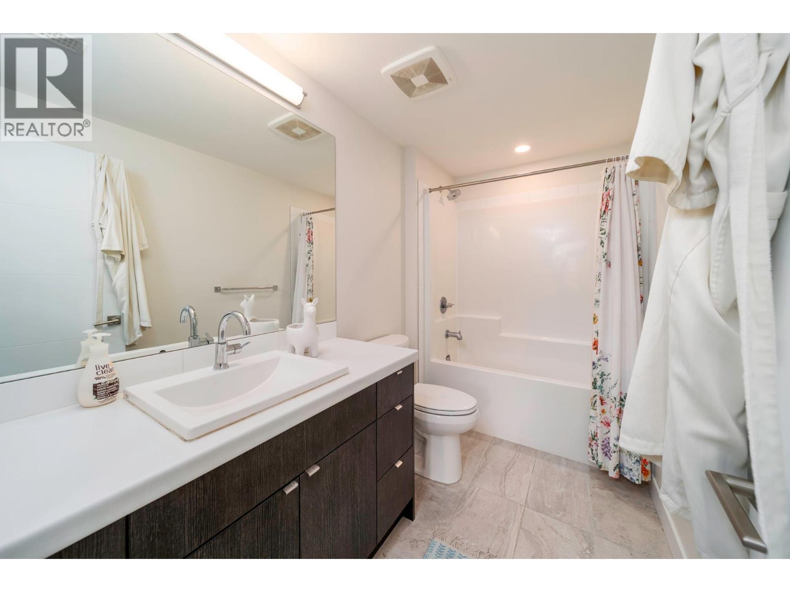 1349 Rocky Point Drive Unit# 2, Kelowna, BC - Indoor Photo Showing Bathroom