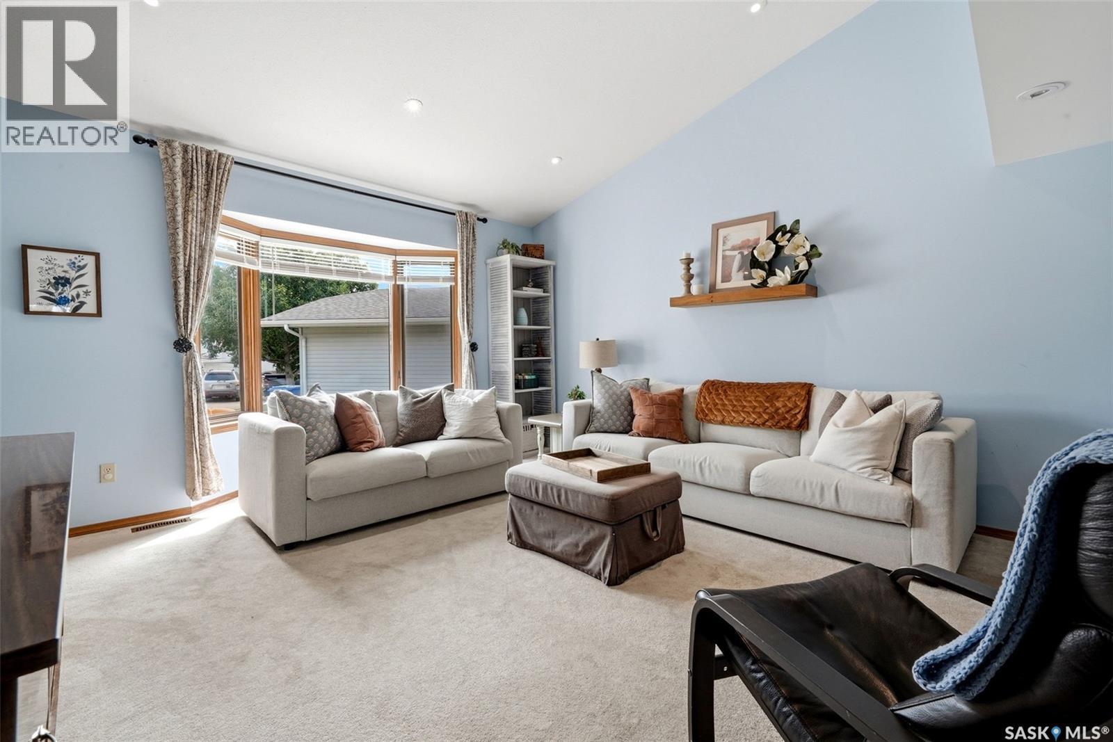 3634 Berthiaume Bay E, Regina, SK - Indoor Photo Showing Living Room