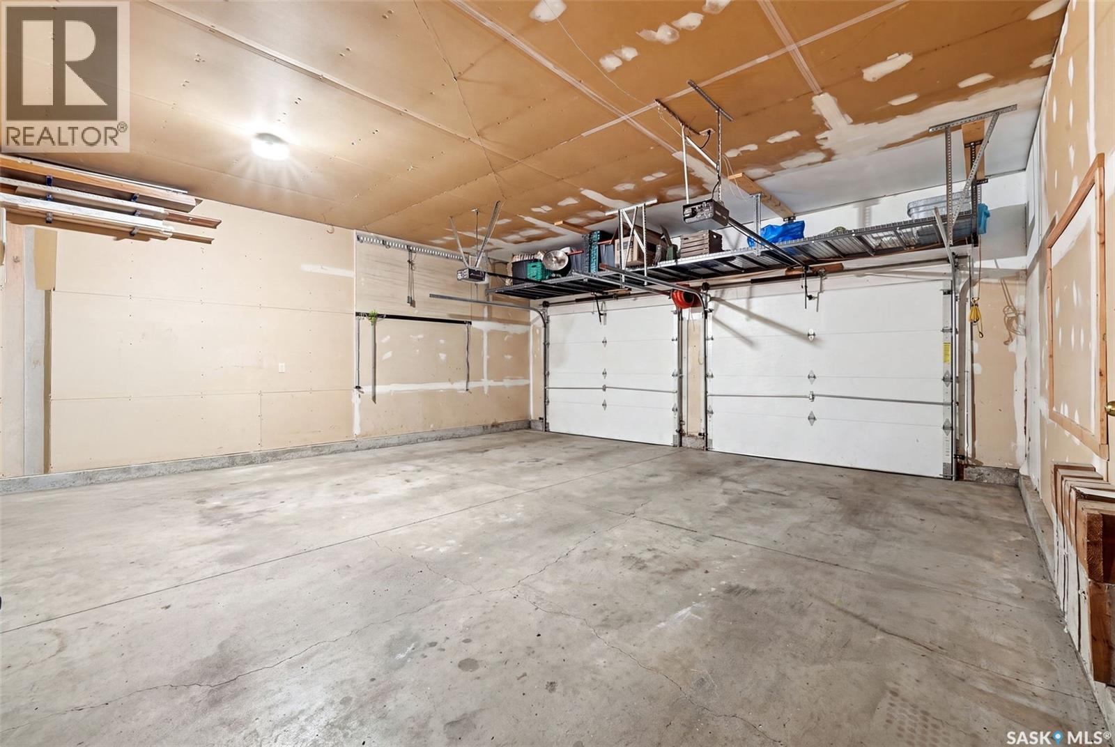 3634 Berthiaume Bay E, Regina, SK - Indoor Photo Showing Garage