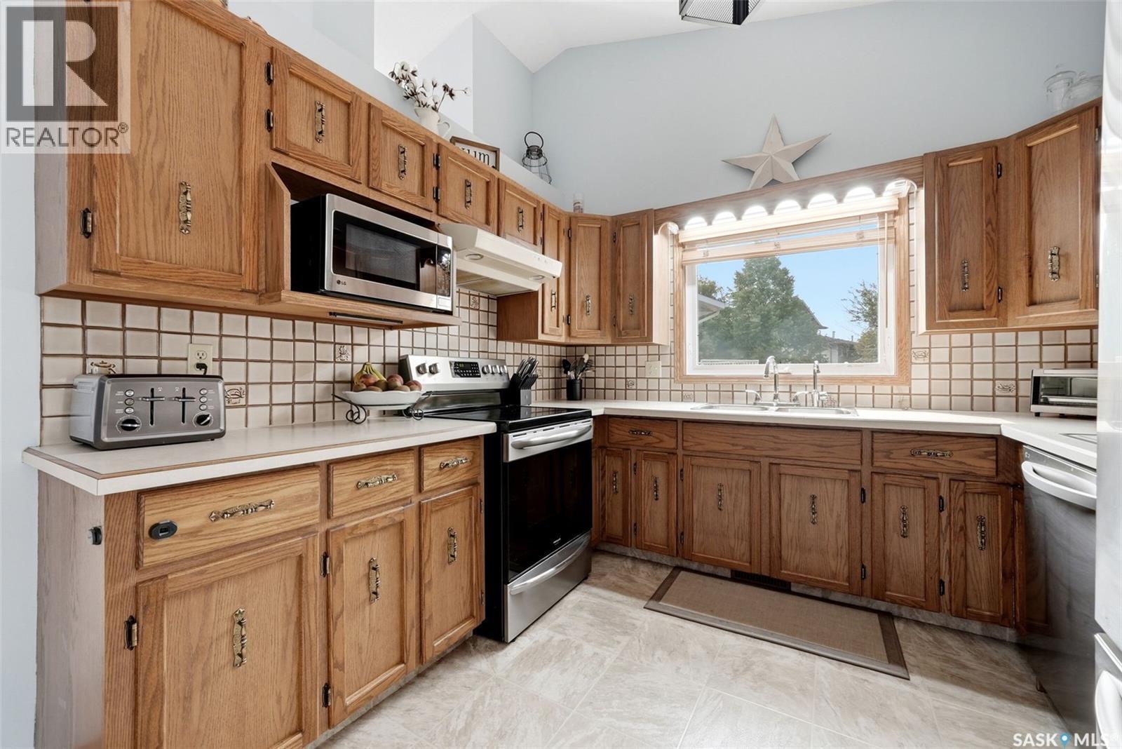 3634 Berthiaume Bay E, Regina, SK - Indoor Photo Showing Kitchen With Double Sink