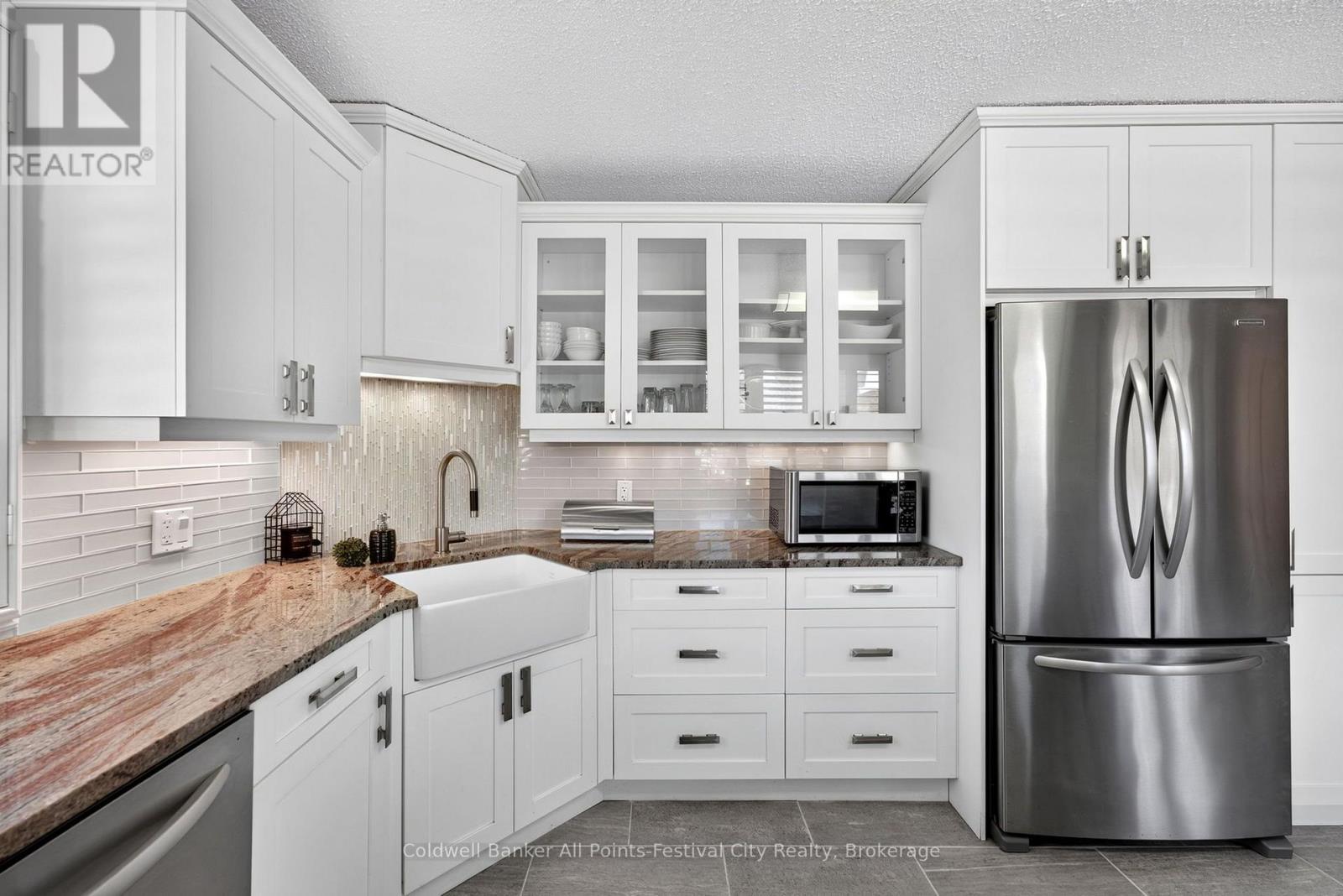 323 Warren Street, Goderich (Goderich (Town)), ON - Indoor Photo Showing Kitchen With Upgraded Kitchen