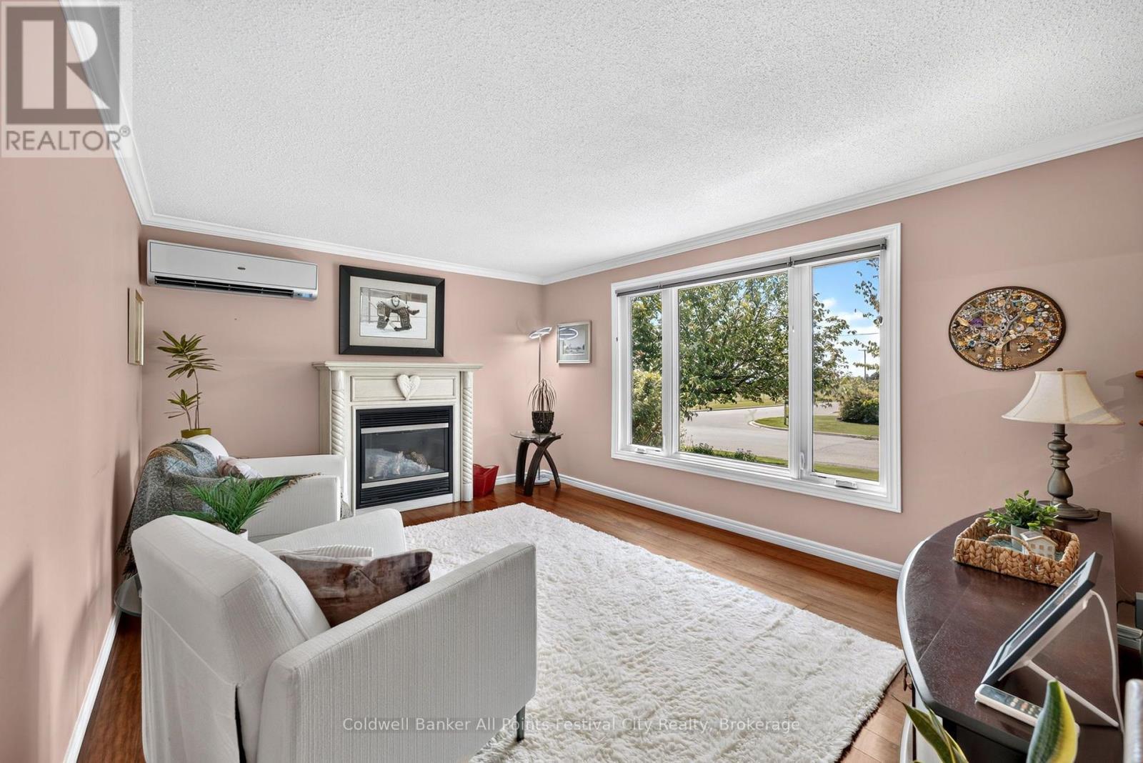 323 Warren Street, Goderich (Goderich (Town)), ON - Indoor Photo Showing Living Room With Fireplace