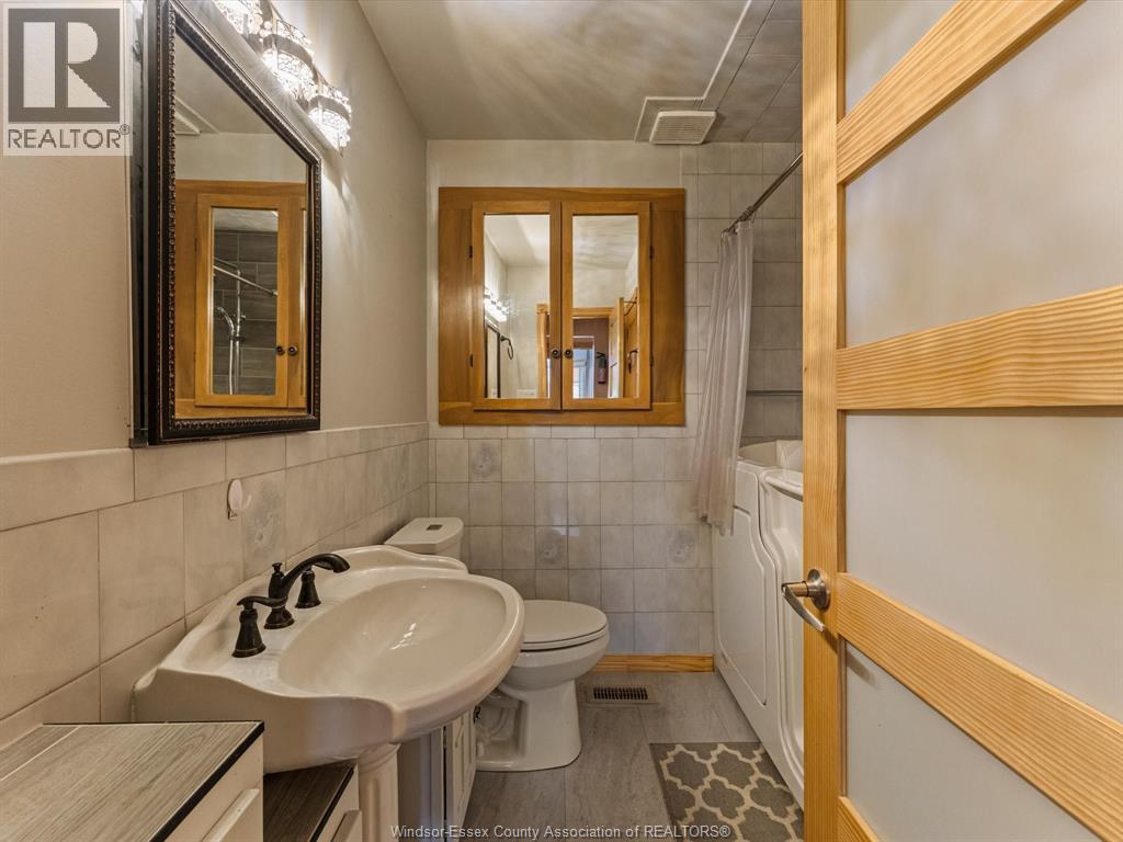 5564 Baldwin Avenue, Windsor, ON - Indoor Photo Showing Bathroom