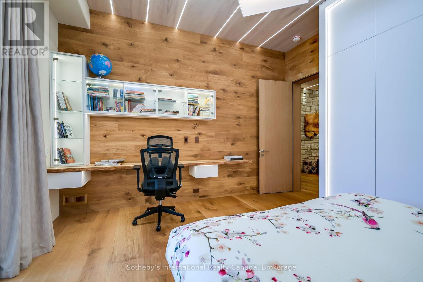 1739 Trapper'S Trail Road, Dysart Et Al (Dudley), ON - Indoor Photo Showing Bedroom