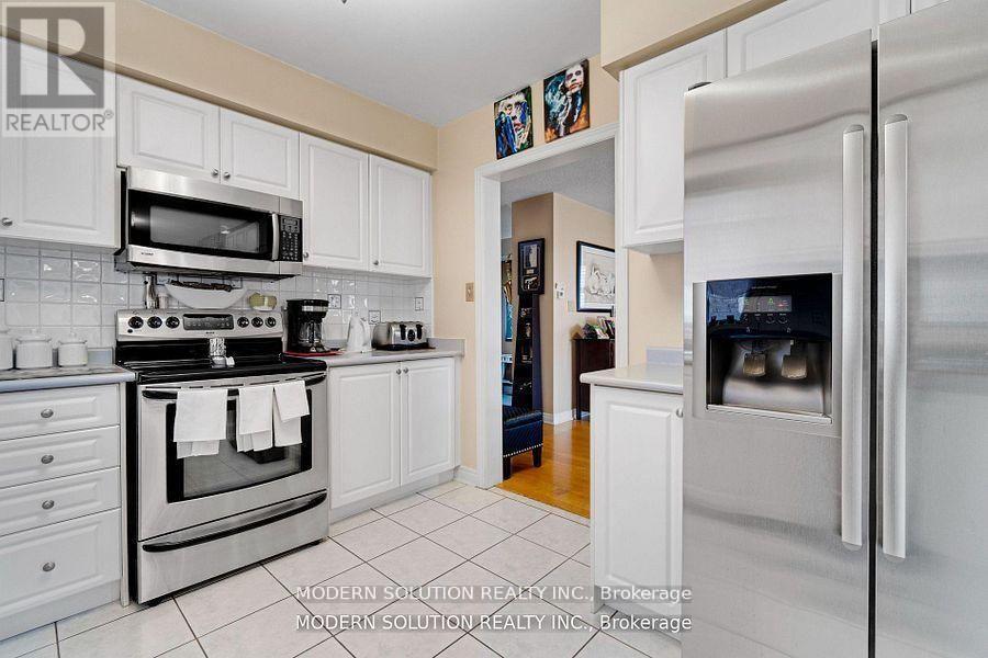 552 Wildgrass Road, Mississauga, ON - Indoor Photo Showing Kitchen