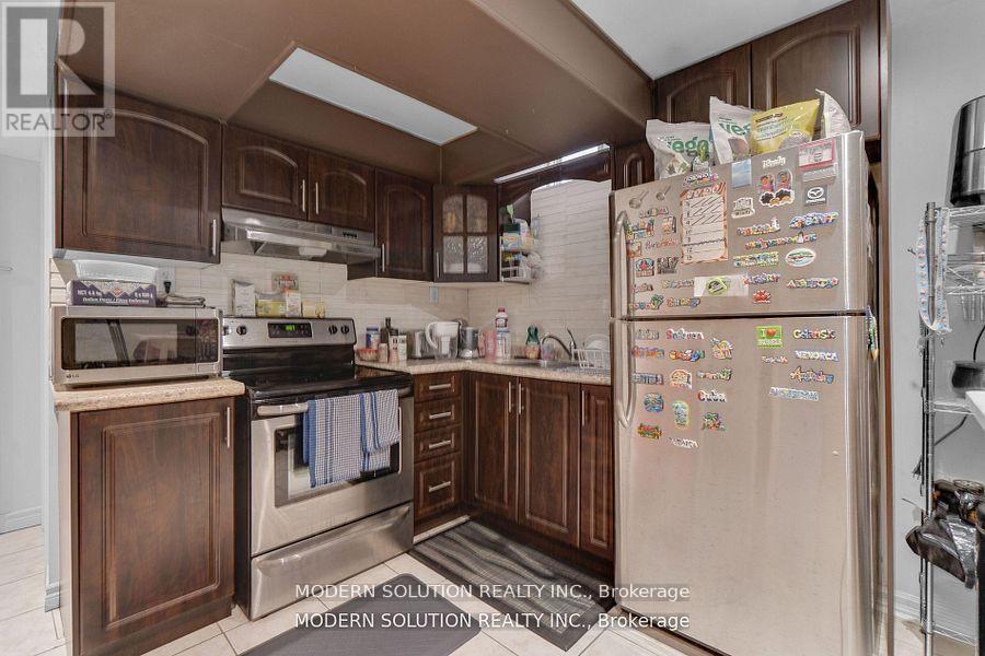 552 Wildgrass Road, Mississauga, ON - Indoor Photo Showing Kitchen With Double Sink