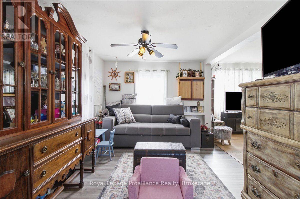 21 North Hastings Avenue, Marmora And Lake (Marmora Ward), ON - Indoor Photo Showing Living Room