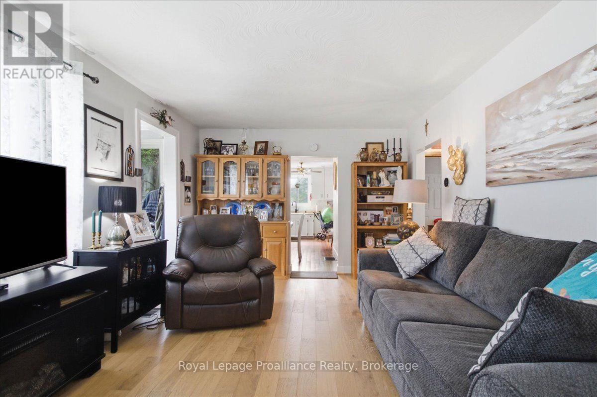21 North Hastings Avenue, Marmora And Lake (Marmora Ward), ON - Indoor Photo Showing Living Room