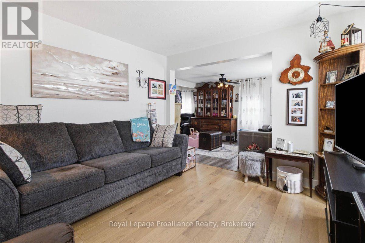 21 North Hastings Avenue, Marmora And Lake (Marmora Ward), ON - Indoor Photo Showing Living Room