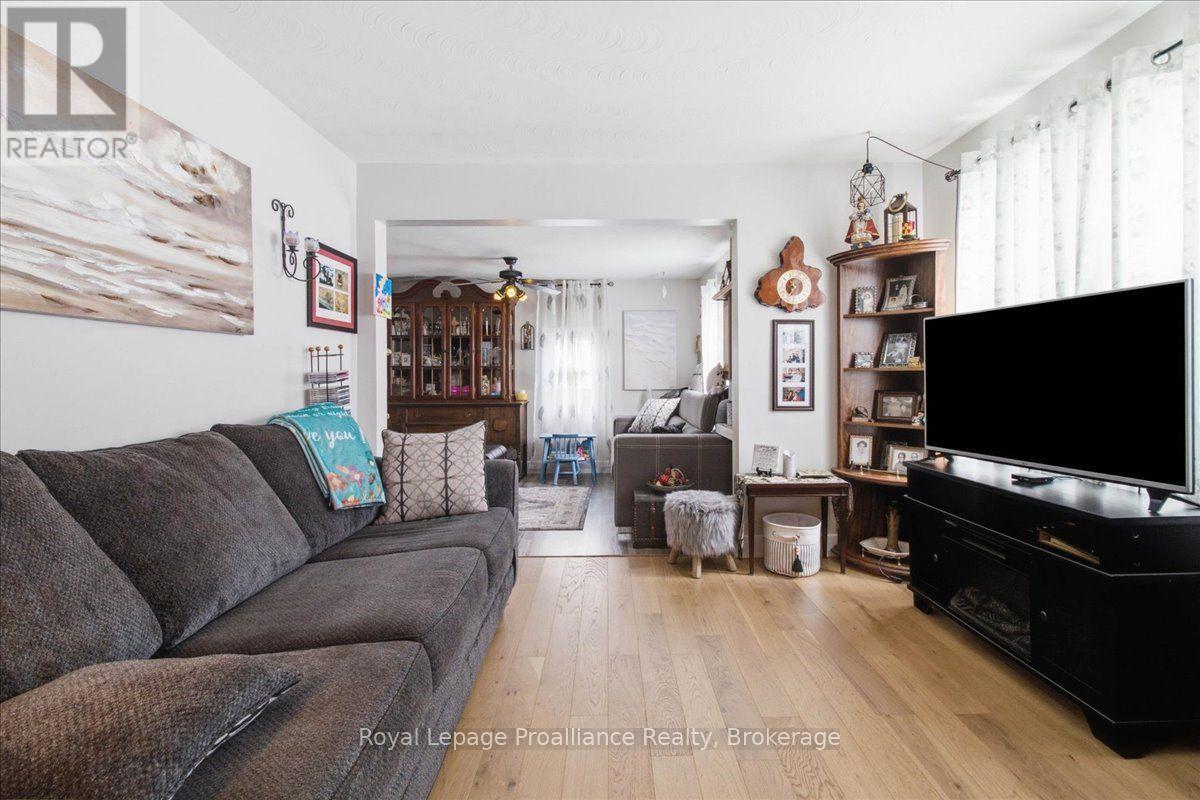 21 North Hastings Avenue, Marmora And Lake (Marmora Ward), ON - Indoor Photo Showing Living Room