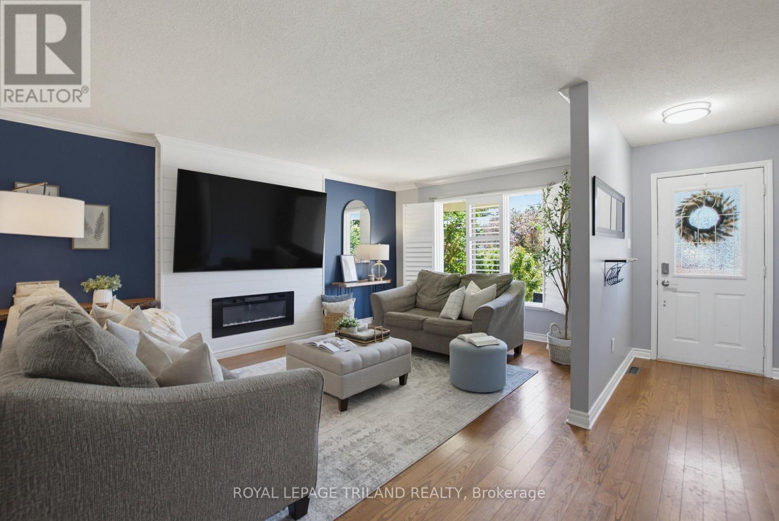 146 Golfdale Crescent, London South (South Q), ON - Indoor Photo Showing Living Room With Fireplace