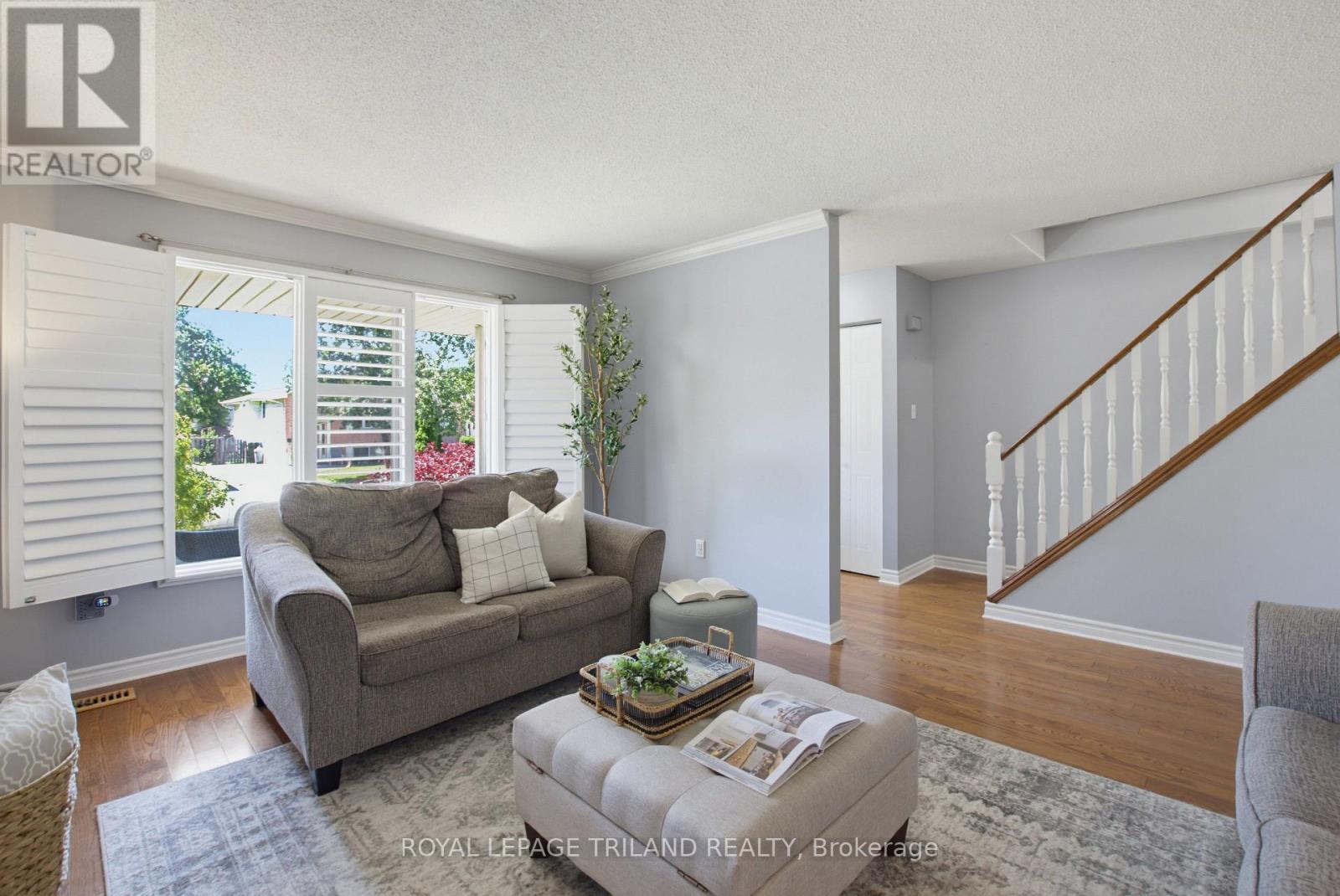 146 Golfdale Crescent, London South (South Q), ON - Indoor Photo Showing Living Room