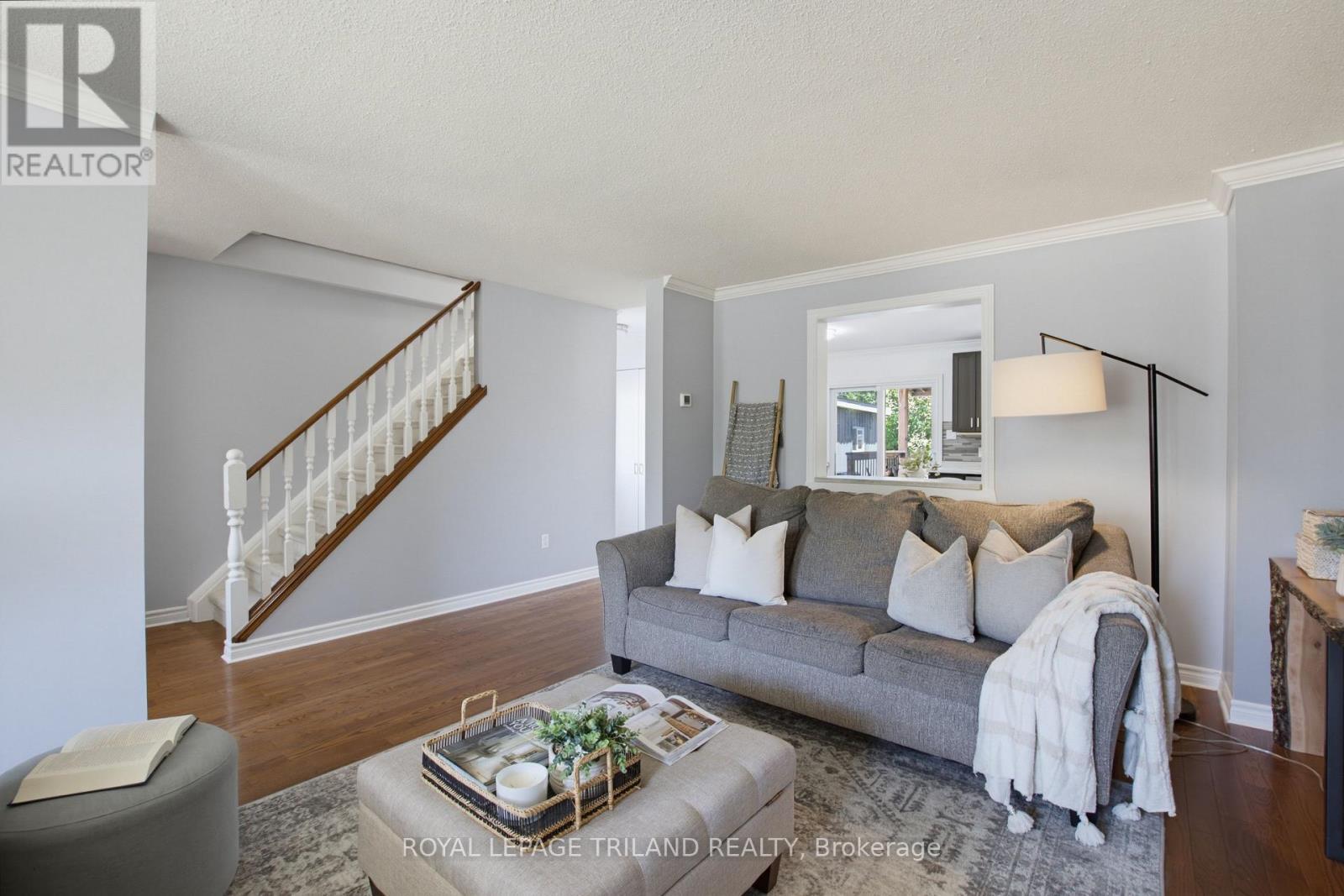 146 Golfdale Crescent, London South (South Q), ON - Indoor Photo Showing Living Room