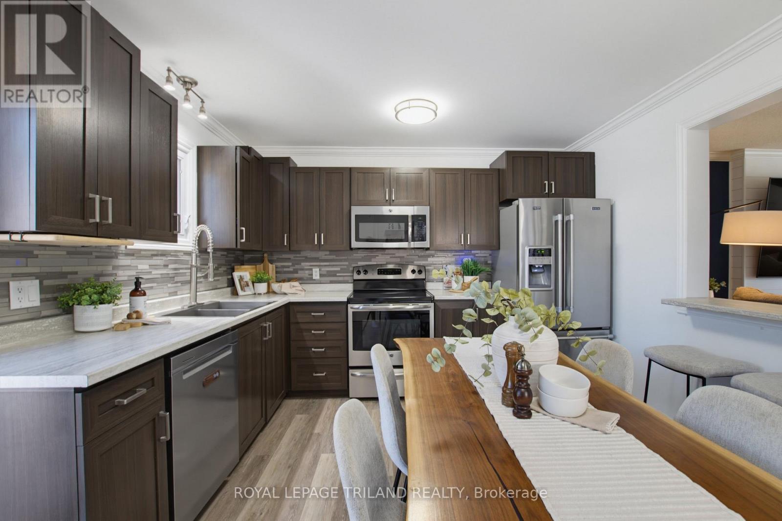 146 Golfdale Crescent, London South (South Q), ON - Indoor Photo Showing Kitchen With Double Sink
