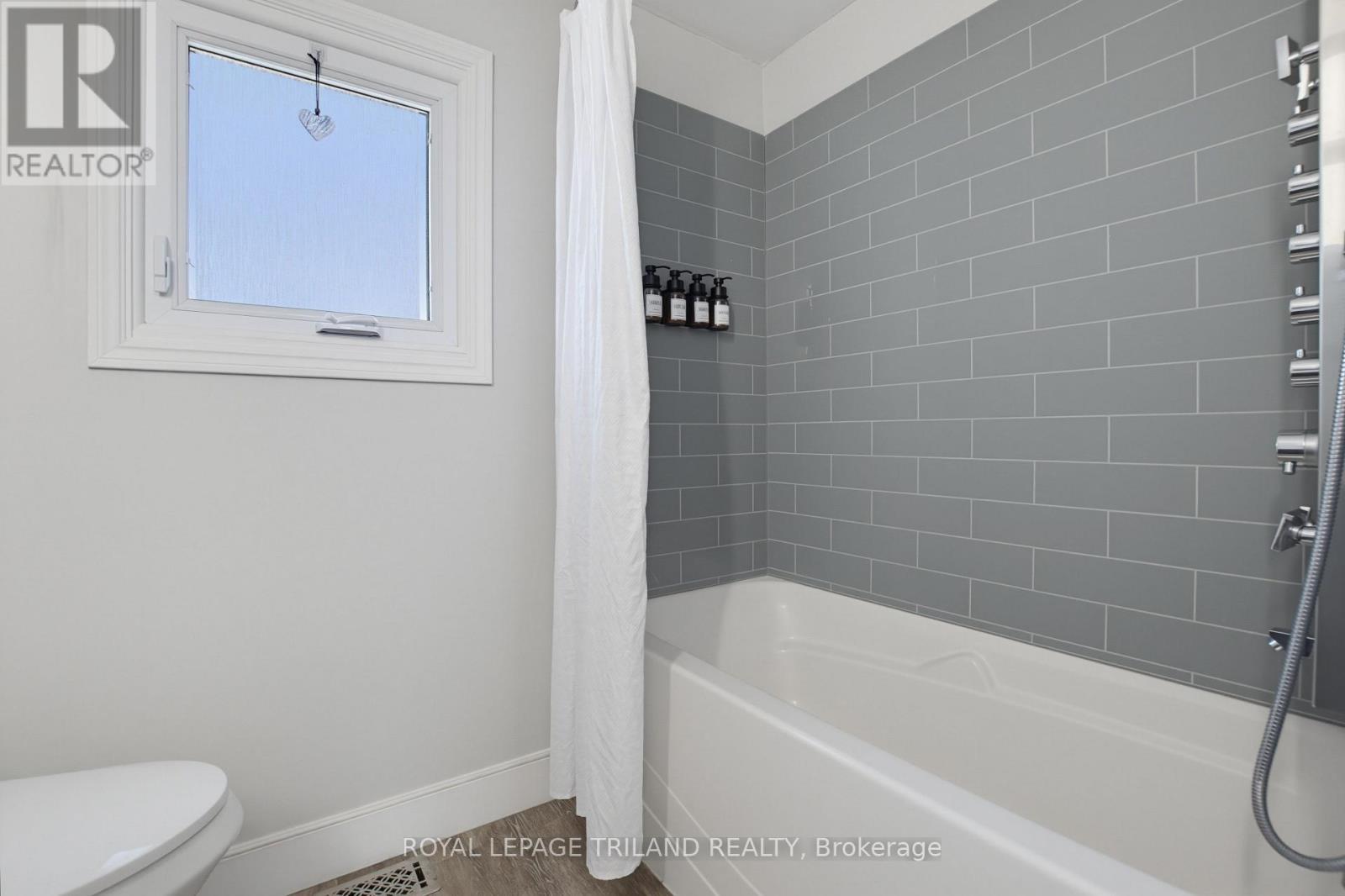 146 Golfdale Crescent, London South (South Q), ON - Indoor Photo Showing Bathroom