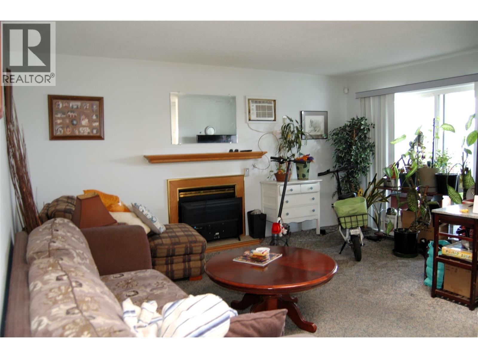 11110 Quinpool Road Unit# 2, Summerland, BC - Indoor Photo Showing Living Room With Fireplace