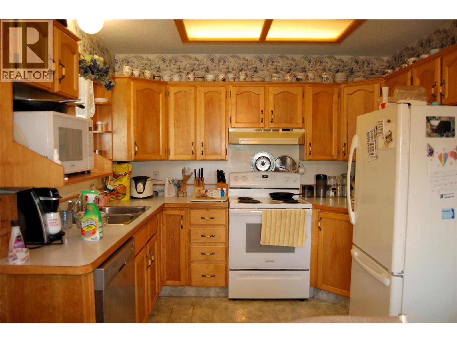11110 Quinpool Road Unit# 2, Summerland, BC - Indoor Photo Showing Kitchen